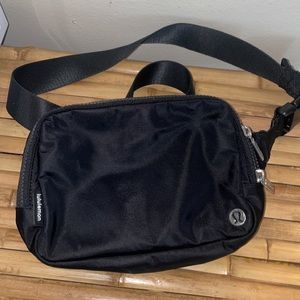 2L lululemon everywhere belt bag black